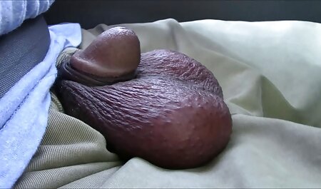 De ebbenachtige vagina werd verrast door het sperma van een van de leden na het zuigen gratis sexfilms anaal van haar keel.