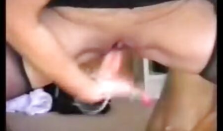 Een zwarte man die de kont van zijn vrouw polijst anal film porn en haar vriend met een ruwe tong terwijl hij dichtbij zit en kijkt