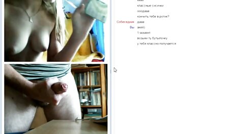 Een meisje in witte anal video mature lingerie wordt geneukt door een kale lul met een grote penis.