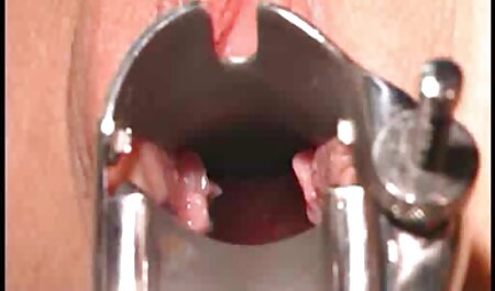 Een meisje bespioneren in de badkamer terwijl anaal neuken film ze masturbeert en masturbeert vanaf de bodem van de deur.